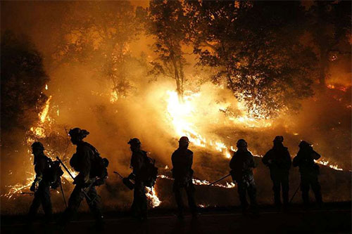 Suben a 8 los muertos por incendio forestal en California